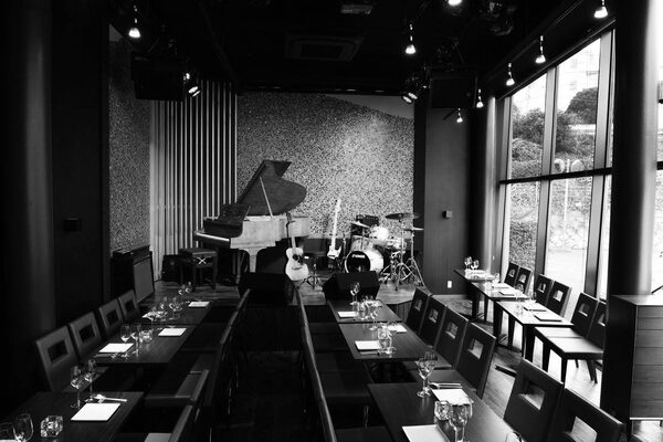 客席からステージまでの店内の全景